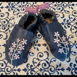 Robeeze girl shoes (12-18 mos)